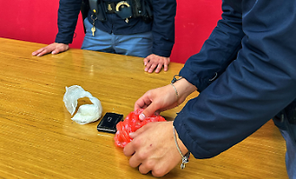 Fuga nel centro storico: a Gela arrestato un ventiseienne con 47 grammi di cocaina, complice minorenne denunciato