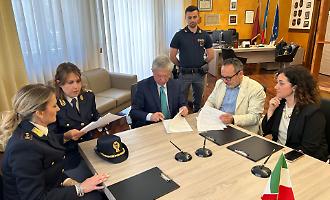 La firma in questura