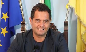 Il sindaco Di Stefano si trasforma in... eliminacode umano