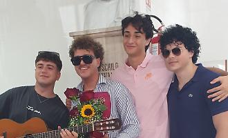 Prima gli esami e poi l'esibizione, cos&igrave; uno studente dell'Eschilo conta la restanza: "Fora par&igrave;a" &egrave; il suo inno alla Sicilia