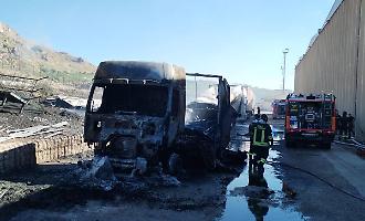 Incendio distrugge due autocarri nel Cds di Sommatino del gruppo Romano