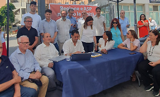 All'ombra del gazebo contro la Regione matrigna il campo largo siciliano si sfarina prima di nascere