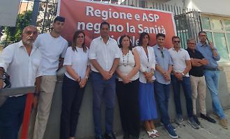Gela, il sindaco accampato davanti all'ospedale: &laquo;Resteremo finch&eacute; Palermo non risponde&raquo;
