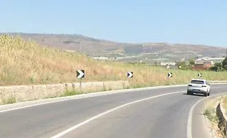 Incidente mortale sulla strada statale 115: auto va fuoristrada, la vittima era un metronotte. Traffico bloccato