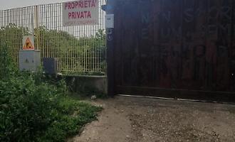 Lo strano caso del mare dietro la recinzione tra carte opache e silenzi