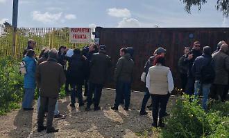 &laquo;Il cancello si deve riaprire&raquo;: sindaco ordina la riapertura dell'accesso al mare sbarrato