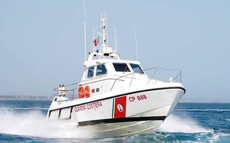 Un altro cadavere sulla spiaggia: il mare restituisce le vittime delle rotte della disperazione