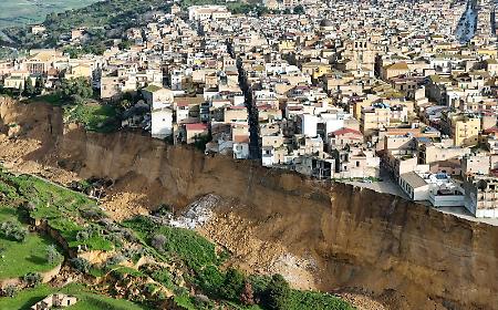 Niscemi, l'appalto fantasma dietro la frana da 350 milioni di metri cubi
