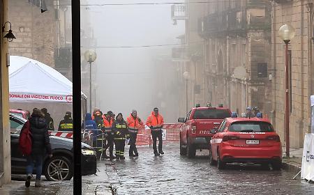 Niscemi, Schifani in visita nel paese avvolto dalla nebbia: piove da 14 ore e slitta il completamento del bypass stradale
