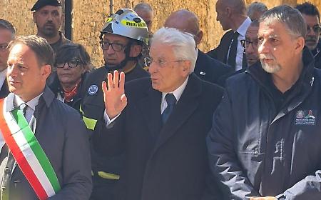A Niscemi arriva il presidente Sergio Mattarella: la visita a sorpresa del Capo dello Stato agli sfollati