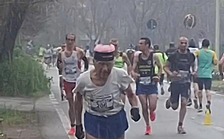 A 85 anni sfida la pioggia e completa i 10 km: l'impresa di Francesco Scarcipino Pattarello al Grand Prix Sicilia