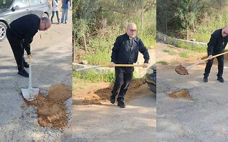 Troppe buche, la strada &egrave; impraticabile: il parroco di Santa Rita la sistema da s&eacute;. &laquo;Avanti poco alla volta&raquo;