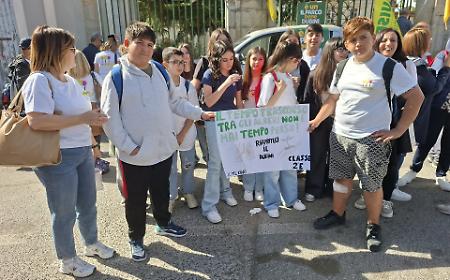 A Caltanissetta uno dei pochi polmoni verdi con i cancelli chiusi: in centinaia fanno sentire la loro voce