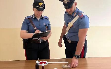 Oltre 300 grammi di droga nascosti nelle pareti di casa: arrestato 69enne