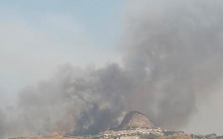 Vasto incendio vicino Sutera, le colonne di fumo raggiungono il paese
