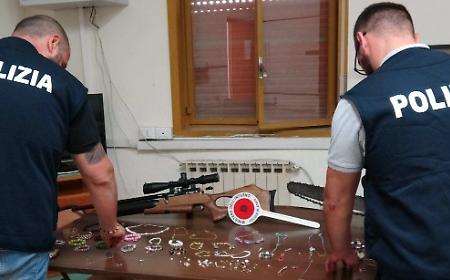 Monili d'oro, carabina e motosega sequestrati a Niscemi: tre denunciati per ricettazione