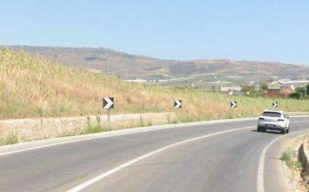 Incidente mortale sulla strada statale 115: auto va fuoristrada, la vittima era un metronotte. Traffico bloccato