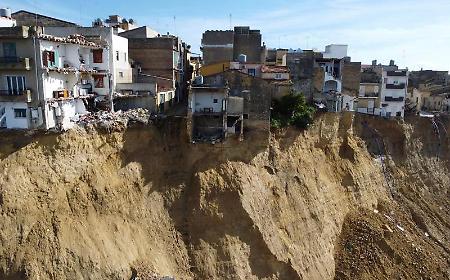 A Niscemi inizia il recupero di oggetti e ricordi nella &ldquo;zona nera&rdquo;, sul ciglio della frana. Si lavora a una viabilit&agrave; alternativa