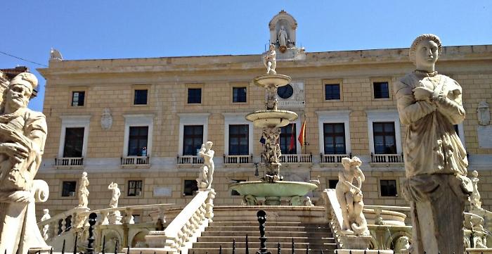 Tasse da aumentare entro fine anno o risanamento a rischio, Palazzo delle Aquile tratta con Roma