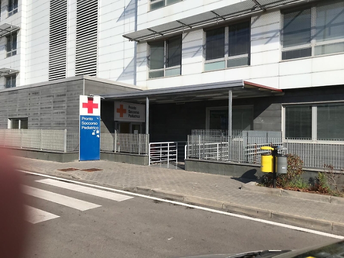 Aggressione in pieno centro: in tre contro uno, è giallo sul movente 