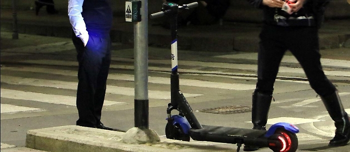 Uno studente catanese denuncia il furto del monopattino a scuola: ladro incastrato dai video 