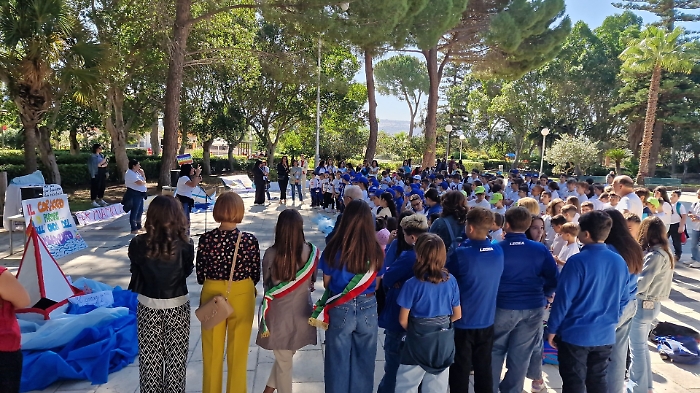 Vittoria, gli studenti e la solidarietà: incontro alla villa comunale