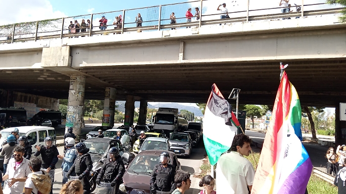 Palermo, in migliaia invadono la via Roma per il corteo pro Palestina e pro Foltilla