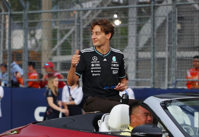 George Russell trionfa nel Gran Premio di Singapore: Verstappen lo bracca ma non sfonda. McLaren conquista il mondiale costruttori