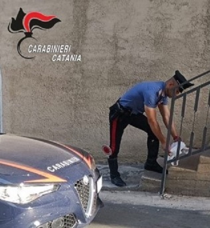 Piazza di spaccio con vedetta e telecamere scoperta al Pigno di Catania: due denunce