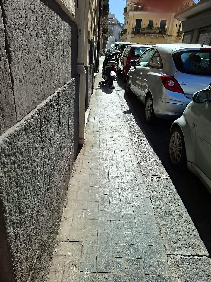 Catania, scooter su marciapiede