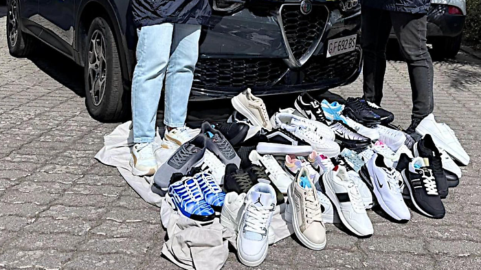 Trecento paia di finte scarpe Nike, Adidas, Gucci e Armani  sequestrate al mercato settimanale di Caltagirone