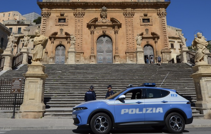 Modica, extracomunitario dà in escandescenze e importuna i passanti: interviene la polizia