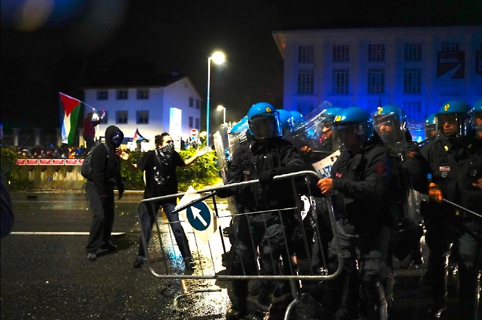 Udine, scontri e feriti durante l'incontro tra Italia e Israele. Allo stadio fischiato l'inno avversario