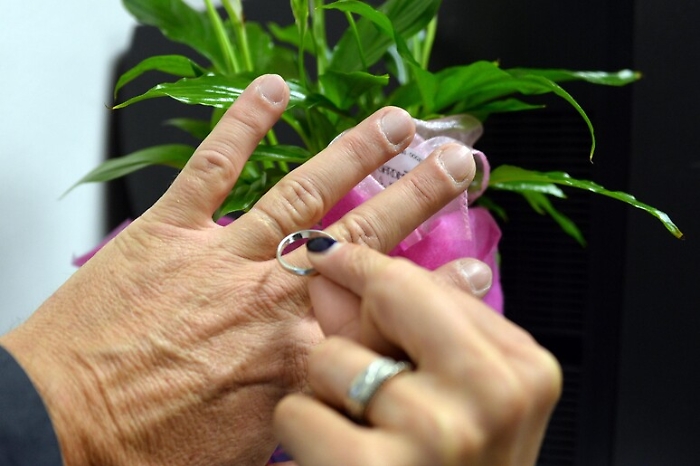 La donna che si è sposata due volte senza divorziare: denunciata per bigamia