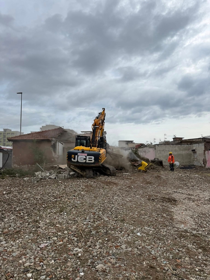 Via alle ruspe nella baraccopoli del rione Taormina: giù le prime 15 baracche