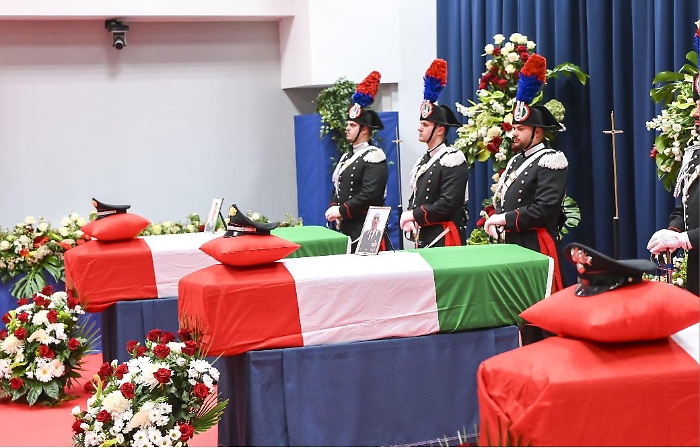 Una folla immensa per l'ultimo saluto ai tre carabinieri morti nell'esplosione: ai funerali Mattarella e Meloni