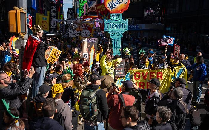 «No Kings», l'America in piazza per dire no alla svolta autoritaria di Trump