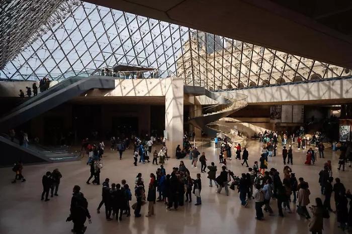 Furto al Louvre, ritrovato fuori dal museo uno dei gioielli rubati