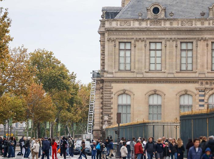 Il colpo al Louvre di Parigi: i gioielli rubati con un montacarichi, la fuga in scooter e la corona dell’imperatrice Eugenia persa per strada