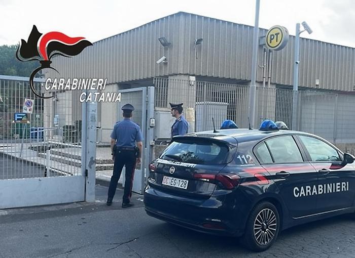 Puntò un taglierino alla gola del direttore e rapinò l'ufficio postale di Mascalucia: arrestato