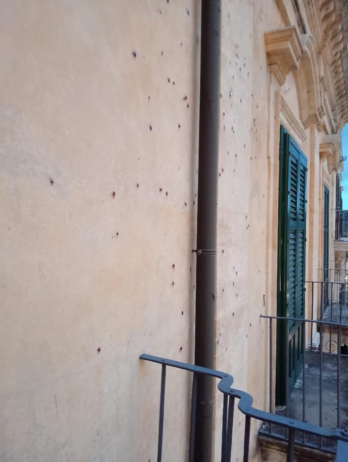 Matrimonio con botti colorati al duomo di Ragusa, ma sono state imbrattate le pareti delle case storiche circostanti: è polemica