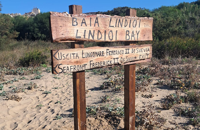 La barbarie della noia: cartelli bruciati sul Lungomare, i volontari di "Gela che cambia" non si arrendono