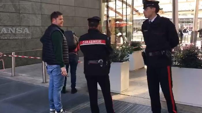 Milano, donna accoltellata alla schiena in piazza Aulenti: mistero sul movente e sull'aggressore 