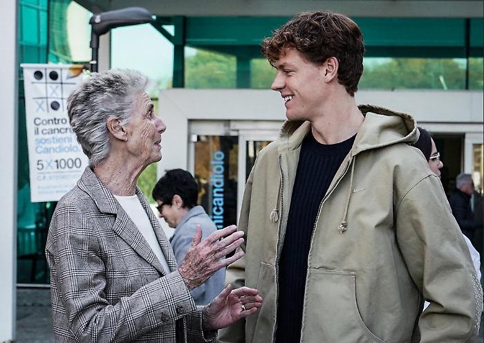 Jannik Sinner e il "passante" contro i detrattori: «Io sono orgoglioso di essere italiano e vi spiego perché»