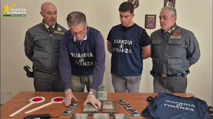 Stava trasportando droga per oltre un milione e mezzo di euro, autotrasportatore ibleo di 54 anni arrestato a Villa San Giovanni