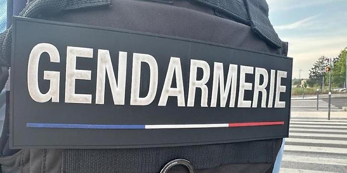 Grida "Allahu Akbar" e investe dieci persone