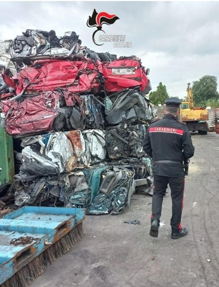 Centro demolizioni di Giarre sotto sequestro: 65 carcasse con "fluff" pericoloso, titolare denunciato