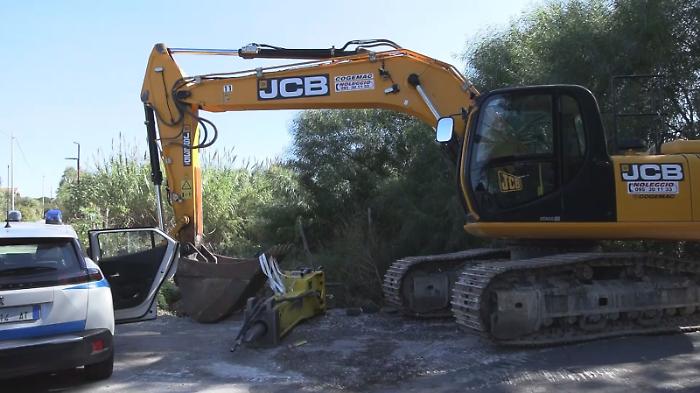 Catania, ruspe in azione a Vaccarizzo: l’immobile del 1974 era abusivo 