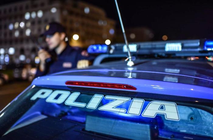 Catania, attaccano col nastro adesivo una targa falsa su una moto rubata: denunciate due persone per riciclaggio
