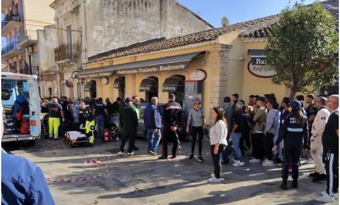 Auto centra tre pedoni sul marciapiedi: grave un ragazzino